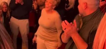 Svi u šoku zbog plesa majke Dženifer Lopez: Sa 89 tverkovala i "tresla" grudima, cela sala gledala samo u nju