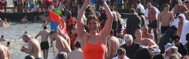 Kako se danas plivalo za Časni krst (FOTO)
