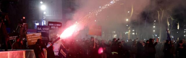 Haos u Tirani: Demonstranti molotovljevim koktelima gađali zgradu Vlade, traže ostavku Edija Rame
