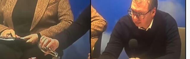 EVO ŠTA JE BLOKADERIMA SA NOVE GLAVNA VEST - KAKO VUČIĆ PIJE KOKA-KOLU! Sada bi da određuju predsedniku i građanima i kako i šta smeju da jedu i piju!