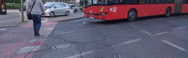 Haos u Beogradu: Muškarac izleće iz automobila, prilazi autobusu, psuje i vređa vozača, a onda... (VIDEO)