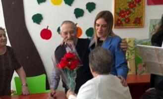 "Moj Milane"... Ministarka Đurđević Stamenkovski zapevala sa korisnicima gerontološkog centra u Kučevu - od baka i deka dobila poklon (VIDEO)