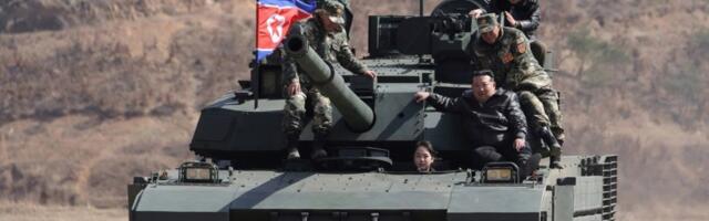 (FOTO) Ćerka Kima Džonga Una vozila tenk tokom vojne obuke