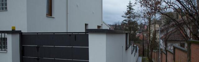 Tvorac SERIJE NA SELU, a niko nije očekivao da će svoju OAZU NAPRAVITI u Beogradu: Zavirite u dvorište Radoša Bajića - evo zašto KOMŠIJE uvek iščekuju susret sa njim! (FOTO)