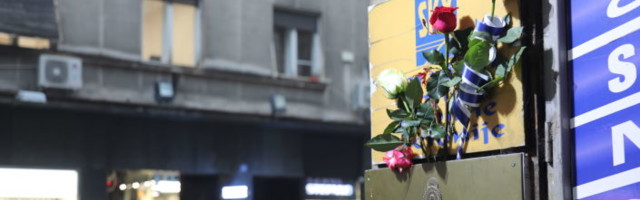 Опроштај од Марадоне: Испред Амбасаде Аргентине у Београду цвеће и упаљене свеће /фото/