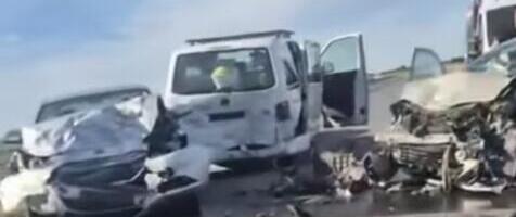STRAVIČAN LANČANI SUDAR KOD BATAJNICE, IMA TEŠKO POVREĐENIH Vozila smrskana do neprepoznatljivosti, prizori su zastrašujući (VIDEO)