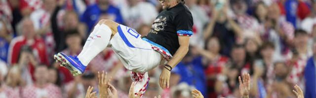 Modrić nije izdržao! Kapiten Hrvatske doživeo iznenađenje, pa zaplakao pred svima (VIDEO)