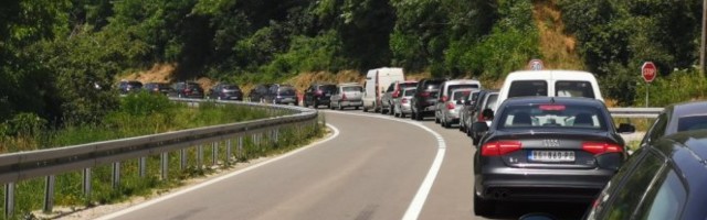 DRAMA NADOMAK LUČANA! U sudaru autobusa i dva automobila povređeno dvoje dece, SVE JE POČELO RIZIČNIM PRETICANJEM/VIDEO/