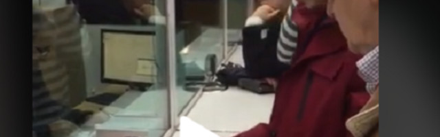 Momak platio račun u iznosu od 13.245 dinara, a 9.000 dao u kovanicama sa sve kesom! (VIDEO)