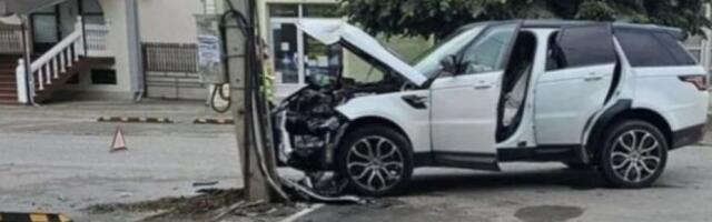 Luksuznim džipom se zakucao u banderu! Nikome nije jasno kako mu je uspelo - policija utvrđuje detalje (FOTO)