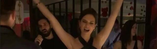 Minić i gola leđa: Devojka Lazara Ristovskog "zapalila" kafanu, pored nje i Iva Štrljić (VIDEO)