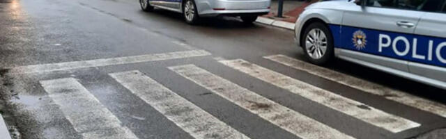 Težak udes na putu Leposavić - Priština: Vozač citroena se zakucao u kamion iz Novog Pazara