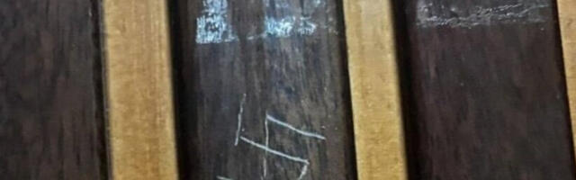 Свастике и нацистички симболи исписани на зидовима у Риму