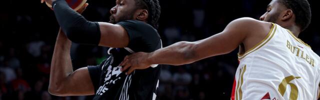 Navijači Zvezde vređali Vučića na derbiju sa Partizanom