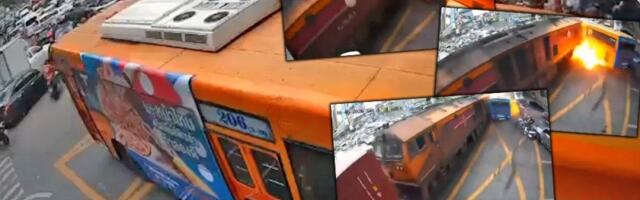 (UZNEMIRUJUĆE) Teška nesreća! Trenutak u kom je stradalo osam osoba u sudaru voza i autobusa - ima mnogo povređenih