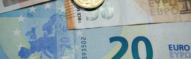 DINAR BEZ PROMENE: Evro danas za 117, 57 po srednjem kursu