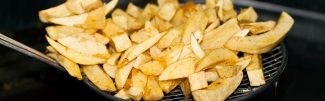 Ako uvaljate pomfrit u ovu smesu pre pečenja biće najhrskaviji koji ste ikada jeli