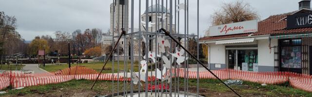 Milošević: Umesto spomenika nenasilju – kavez za ptice, nebezbedan i opasan po prolaznike