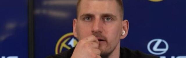 DEKI, NIKADA NEĆE BITI ZABORAVLjEN! Nikola Jokić u posebnoj majici na konferenciji za medije (VIDEO)