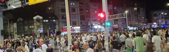 Blokadom raskrsnica kod Velikog parka i na Maloj Vagi građani izrazili protest zbog požara na deponiji u Jovanovcu (FOTO)