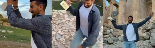Nole kao Roki: Trčao uz stepenice do Akropolja sa trofejom u rukama (VIDEO)