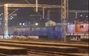 ŠOU NA ŽELEZNIČKOJ STANICI U BARU! Voz stao, dalje ni makac: Mašinovođa ugledao prizor na pruzi zbog kog je smesta povukao kočnicu (FOTO)