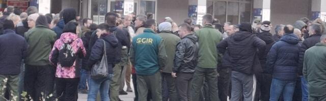 RADNICI GIRA U ŠTRAJKU