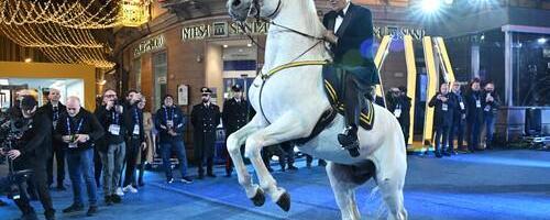 Andrea Bočeli na Sanremo dojahao na belom konju: Slavni italijanski tenor oduševio publiku (VIDEO)