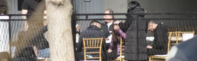 BRANKA LAZIĆ NA SAV GLAS DOZIVA POKOJNOG SINA: Drama ispred Darkovog porodičnog doma, kamere zabeležile uznemirujuće scene! (VIDEO)