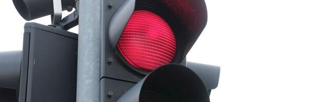 Pijan vozio "micubiši" istekle registracije: Više puta ignorisao policiju i dva puta prošao kroz crveno