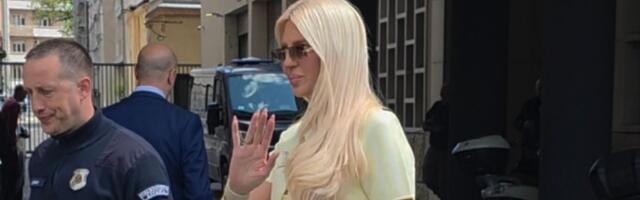 Karleuša stigla na suđenje sa Štimcem: U kratkom miniću ušetala u sud, ovo je njena jedina reakcija