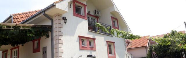 Od blata i šupe do pravog raja: Zavirite u renovirani dom voditeljke 'Dnevnika', kuhinjom dominira upečatljiva boja(FOTO)