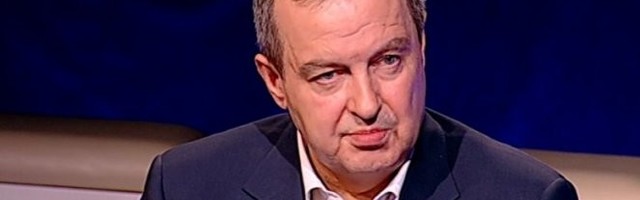 ISPRED SKUPŠTINE JE NEKADA BILA OGRADA, NJENI DELOVI SE NALAZE NA TRI LOKACIJE, A JEDNU STVAR MALO KO ZNA! Dačić u Ćirili otkrio, šta se nalazilo između zgrada Skupštine Srbije i grada Beograda!