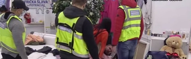 (VIDEO) ZAGORČALI NOĆ SVIMA! Maja i Janjuš se pobili u krevetu: Obezbeđenje ODLEPILO, jedva USPELI DA IH RAZDVOJE!