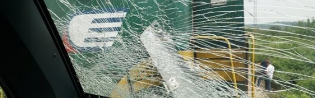 TERETNI VOZ UDARIO U AUTOBUS SA DECOM! Pružni prelaz u prokupačkom naselju Draganja NIJE OBEZBEĐEN RAMPOM!