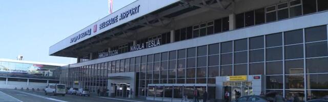 Incident na letu do Tuzle, muškarac pokušao da otvori vrata aviona