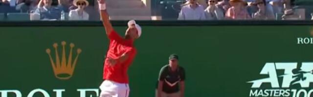 Novak se povredio, pa ušao u klinč sa supervizorom