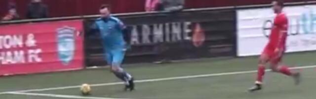 Neverovatan autogol bivšeg golmana Čelsija (VIDEO)