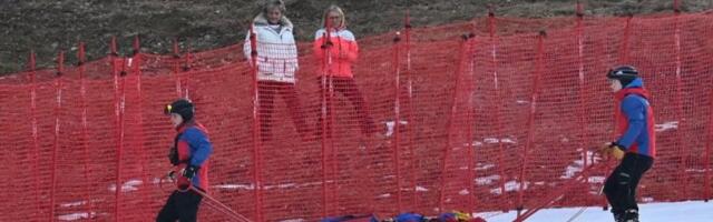 STRAŠNO! Skijašica se zapucala u ogradu, 20 minuta joj pružali pomoć (UZNEMIRIJUĆI VIDEO)