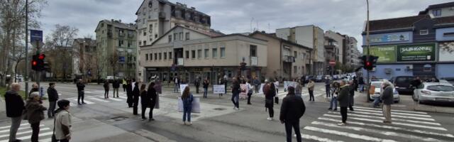 Kragujevčani 68. put na raskrsnici kod "Uzora" odali poštu žrtvama novosadske tragedije (FOTO)
