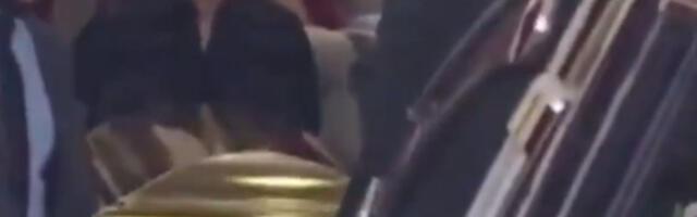 Zlatni kovčeg i crni kišobrani: Neverovatne scene sa sahrane narkobosa El Menča (VIDEO)