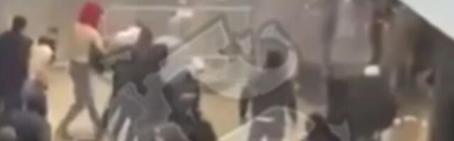 (VIDEO) Isplivao snimak tuče Delija i Žandermerije u hodniku Arene!