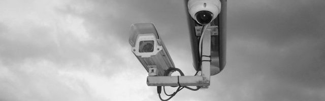 DOBILA GA POSRED FACE! Video-nadzor zabaležio neverovatnu scenu! (Video)