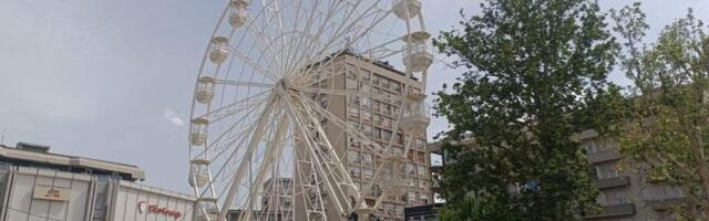 Počeo sa radom pre roka i zauzeo dva i po puta veći prostor od odobrenog: Panoramski točak u Kragujevcu „zavrteo” i gradsku vlast