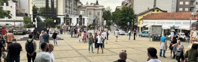 U Kragujevcu u toku skup podrške Dušku Đorđeviću koji je dobio otkaz u Domu omladine posle studentske tribine o Kosovu