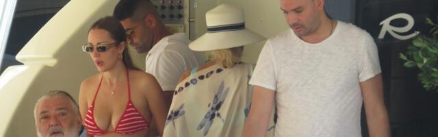 Paparaco: Aleksandra Prijović i Filip Živojinović sa DEČICOM u Budvi, Brena i Boba ih dočekali NA LUKSUZNOJ JAHTI - spemni da zaplove Jadranom! (FOTO)