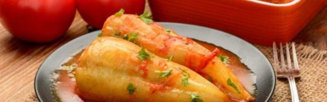Ukusan POSNI RUČAK: Paprike punjene krompirom i paradajzom (RECEPT)
