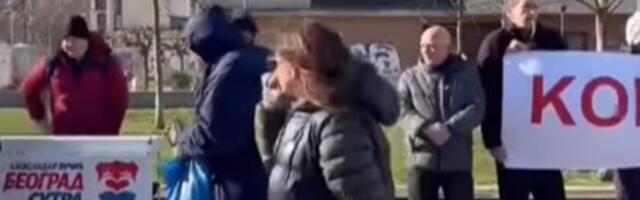 Snimak reakcije SNS-ovaca pored kojih su demonstranti sa transparentom "Korupcija ubija" govori sve (VIDEO)