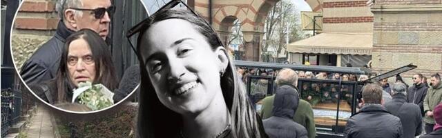 (FOTO/VIDEO) Sahranjena ćerka Buleta Goncića: Porodica i prijatelji se oprostili od Aleksandre (27)