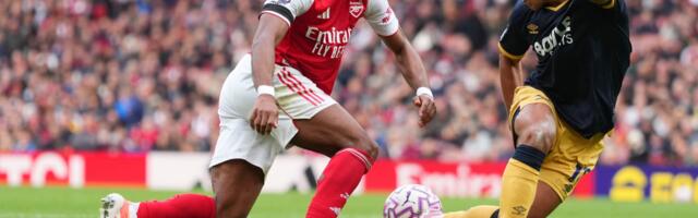 Engleske sudije su čudo neviđeno: Skandalozan penal za Arsenal, VAR soba “spavala” (VIDEO)